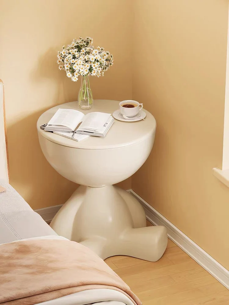 Кремовый столик в скандинавском стиле