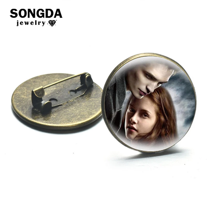 

Twilight Movie Bella Edward Jacob Renesmee Character Brooches Bronze Plated Glass Metal Pins Button Badges Decorative Jewelry
