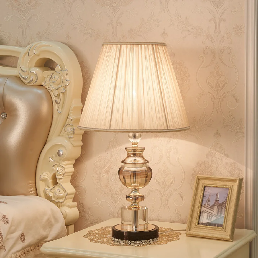 

Хрустальная прикроватная лампа в европейском стиле, роскошная Настольная лампа для спальни, гостиной, лампа с покрытием бежевой мантией и к...