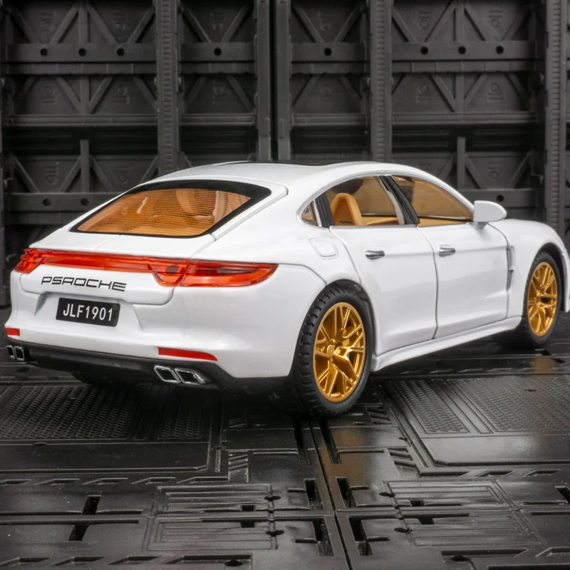 Фото Модель автомобиля Porsche Panamera из сплава металла, масштаб 1:24, коллекционная, с открывающимися дверями, капотом и багажником, со звуковыми и световыми эффектами. №1