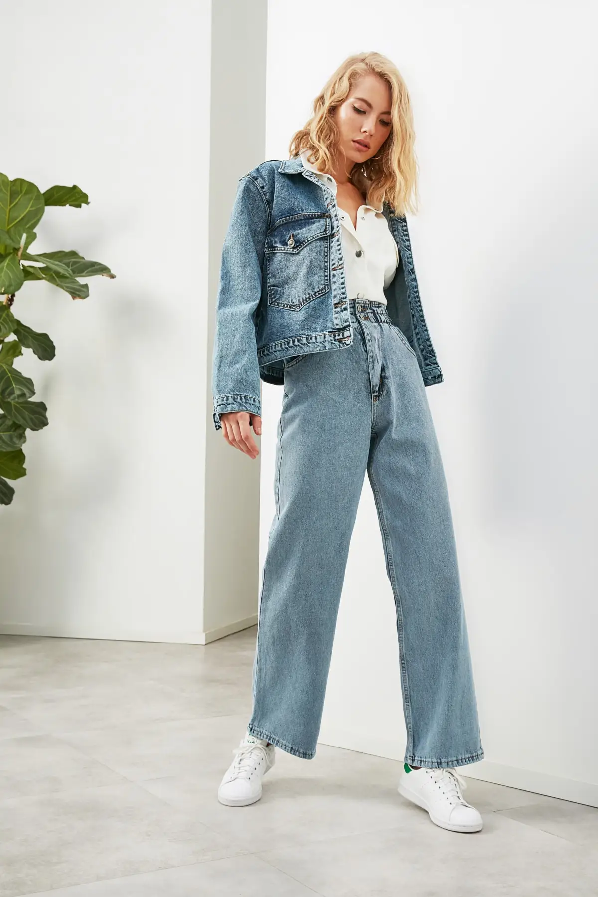 

Trendyol Elasticized Waist Wideleg Jeans TWOAW22JE1209