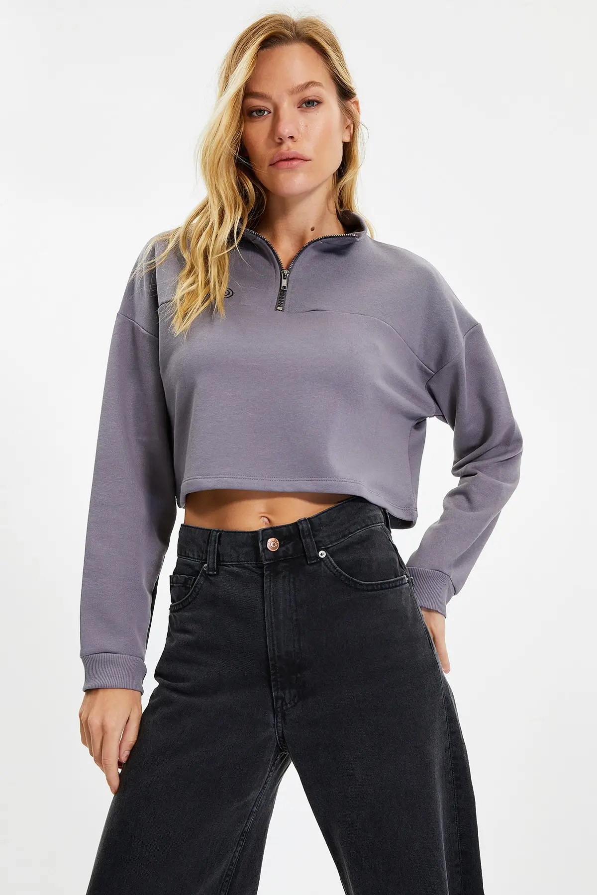 

Trendyol Upright Collar Crop Embroidered Knitted Sweatshirt TWOAW22SW2044