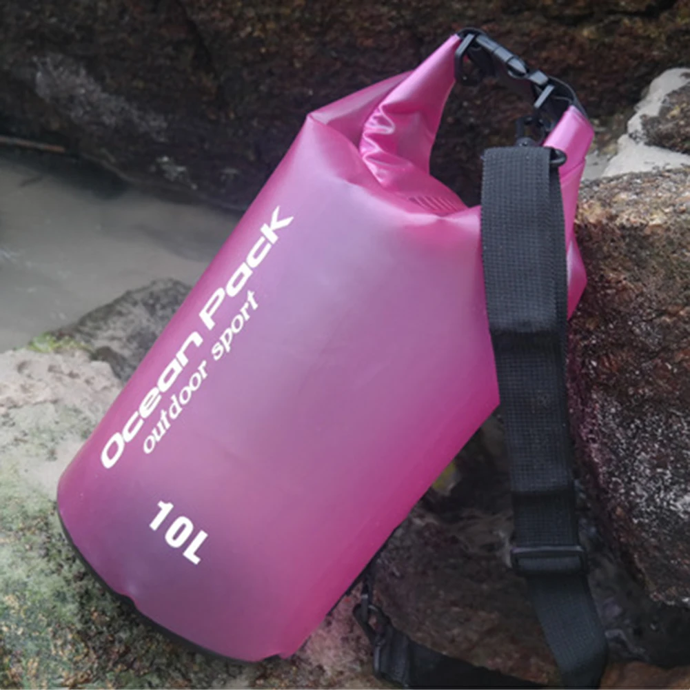 Розовый мешок на острове. Сумка для рафтинга. Водонепроницаемая сумка для плавания на руку. Плаванье с ведром. Ковши для плавания.