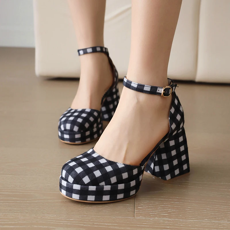 Женские сандалии в шахматную клетку эластичная ткань боковой вырез очень