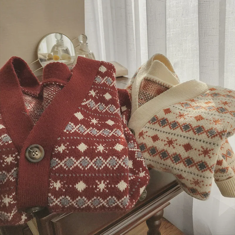 Женский трикотажный кардиган с V-образным вырезом на пуговицах