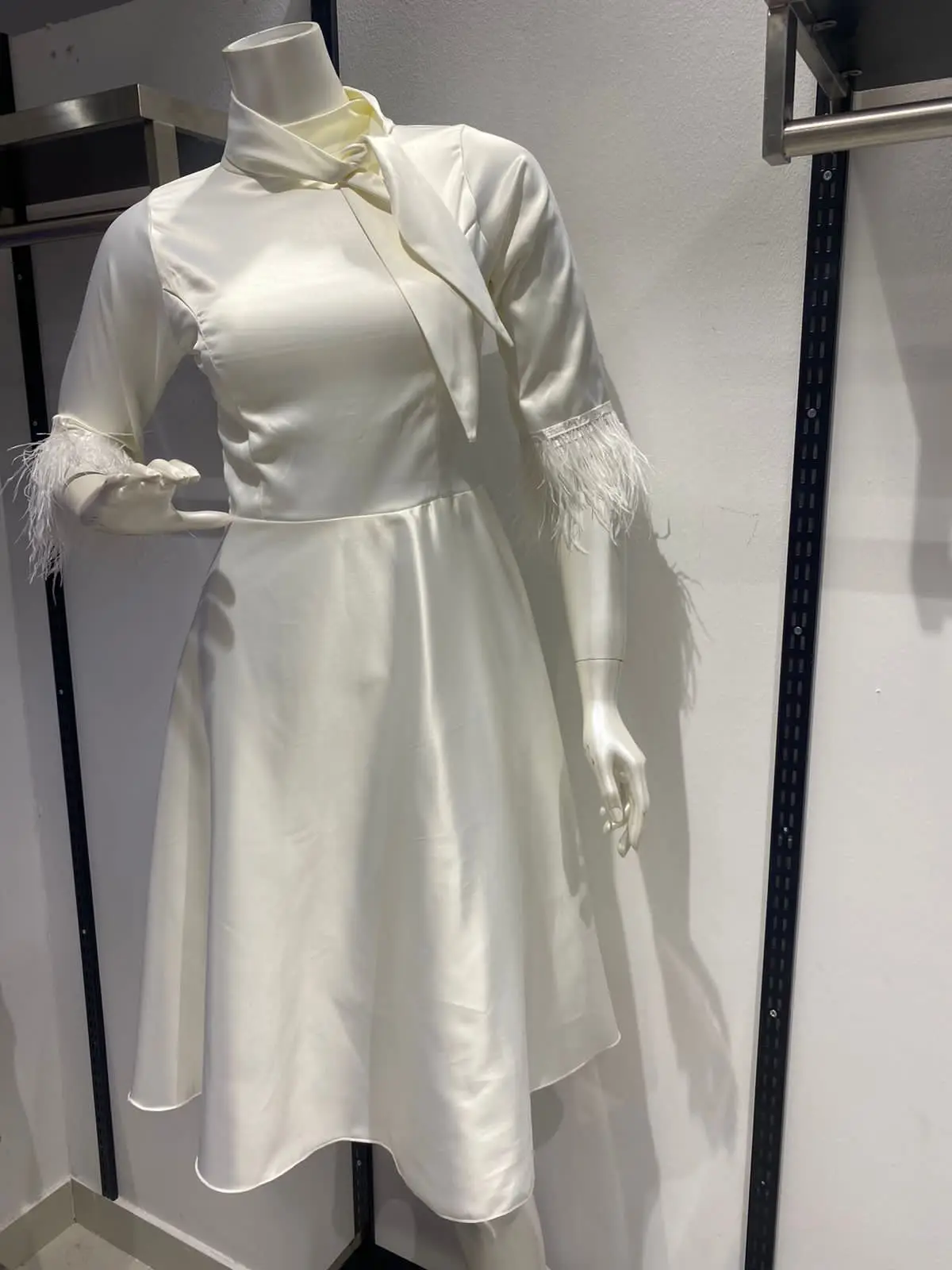 

2023 Women's Ball Dress, Elegant and Gnerous Feather Half Sleeve, Round Neck A Line Knee-length Banquet Dress Can be Customized