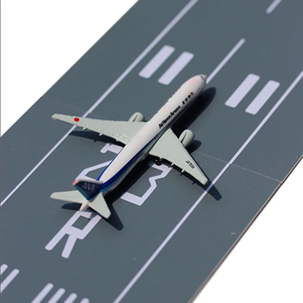 Миниатюрный пассажирский самолет модель 1:1000 платформа для взлета и посадки 2 шт.