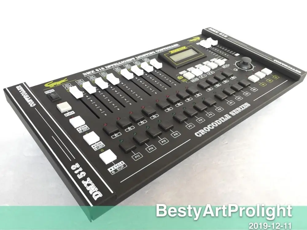 Нильский аллигатор. Гребнистый крокодил фигурка. Нильский аллигатор. Человек кормит аллигатора. Крокодил 2024.