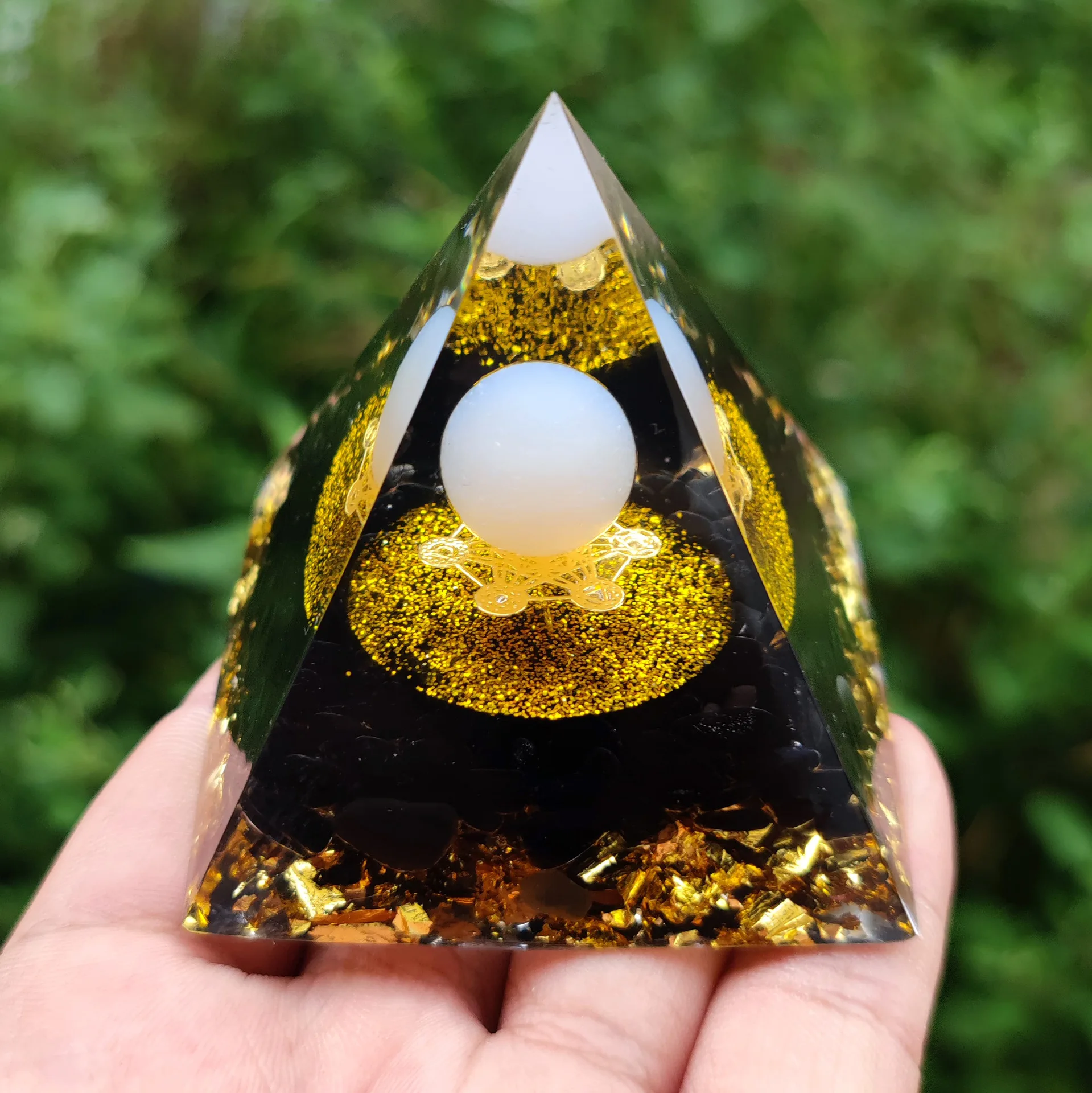 Healing Reiki Natural Crushed Stone Crystal Pyramid Ornaments Crystal Ball Oganite Pyramid Craft Meditation Tools Car Decor