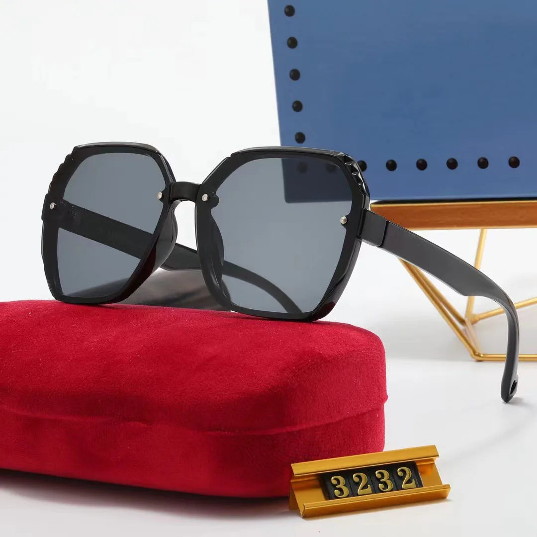 

Новые стильные и элегантные солнцезащитные очки в форме коробки, разработанные высококлассными брендовыми дизайнерами для наружной защиты от солнца для мужчин и женщин