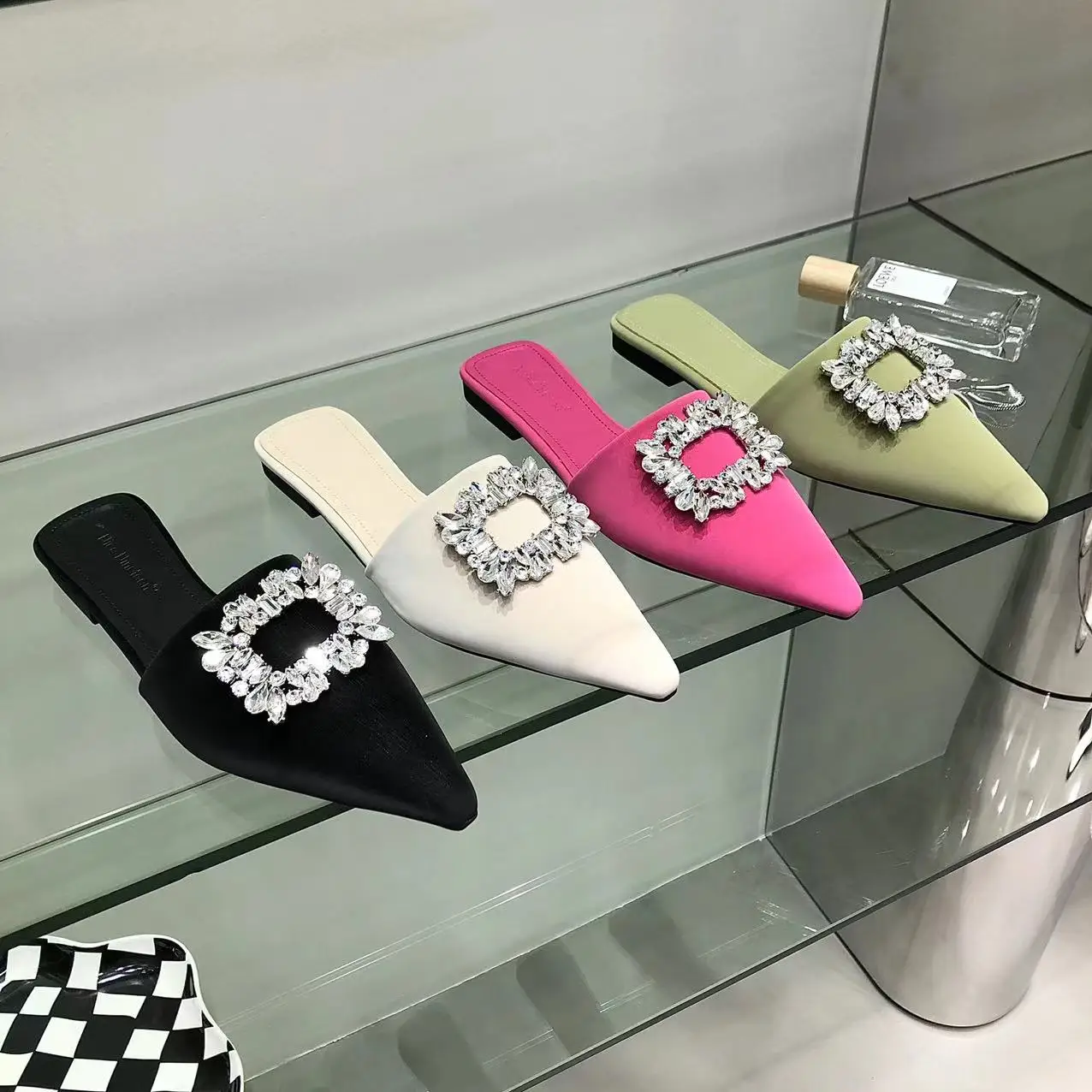 

Модные женские блестящие розовые зеленые шлепанцы со стразами, однотонные летние туфли без задника на плоской подошве