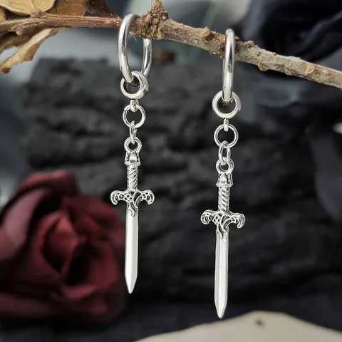 Серебристые висячие серьги VAMGOTH с кинжалом