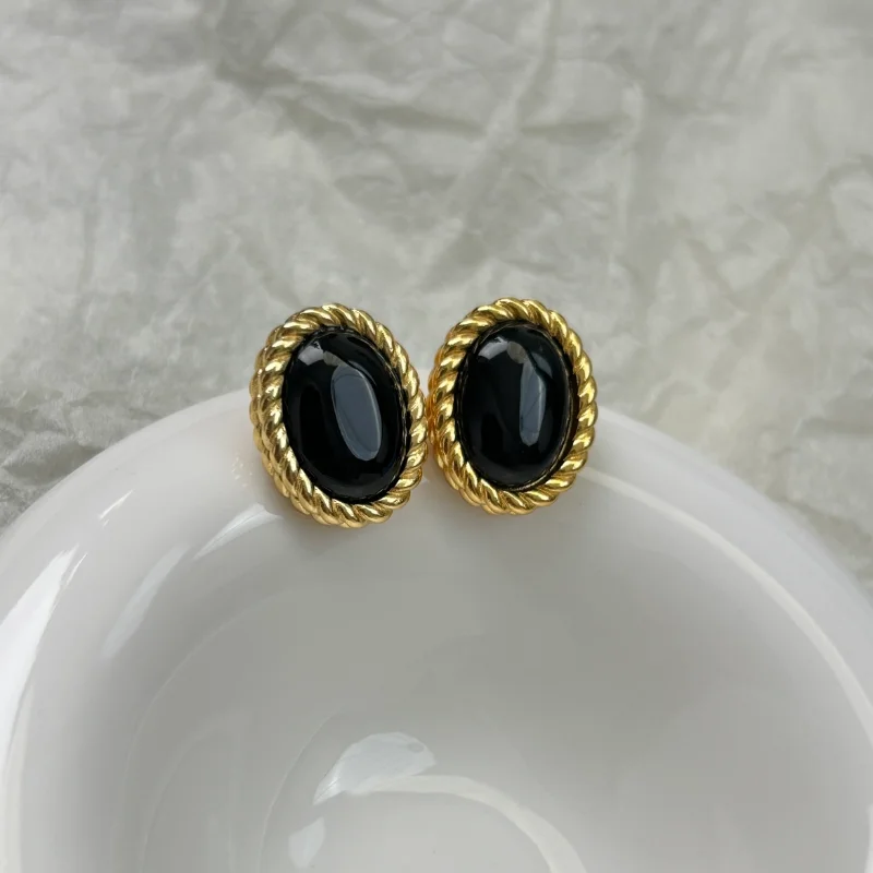 

Женские серьги-гвоздики со стразами, в готическом стиле