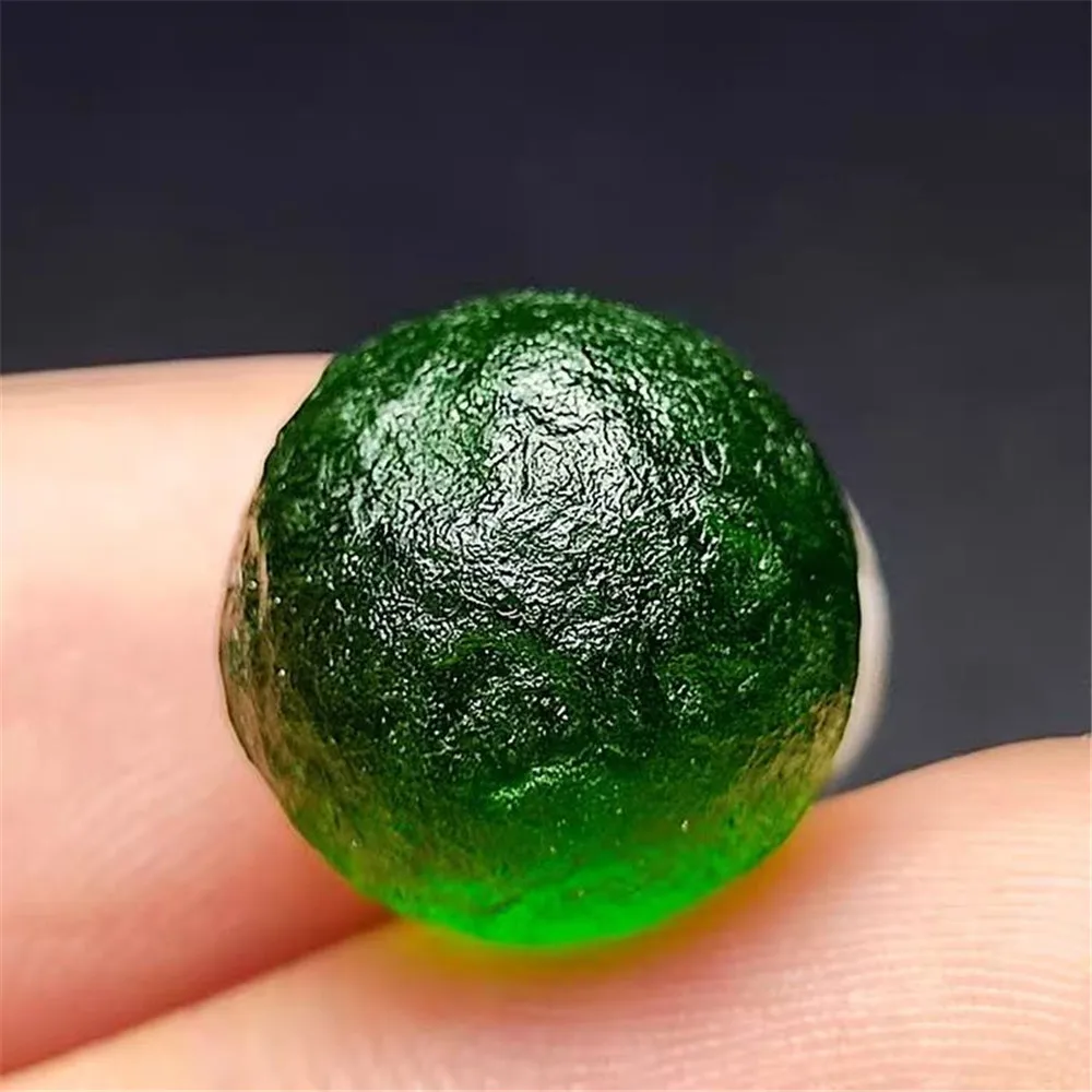 

Натуральный грубый метеоритный шар Moldavite 20 мм