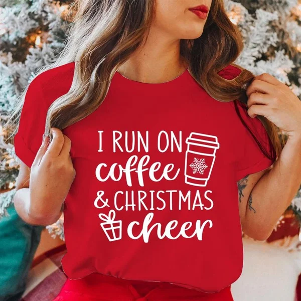 Женская рождественская Футболка I Run on Coffee &amp Christmas Cheer модная Рождественская
