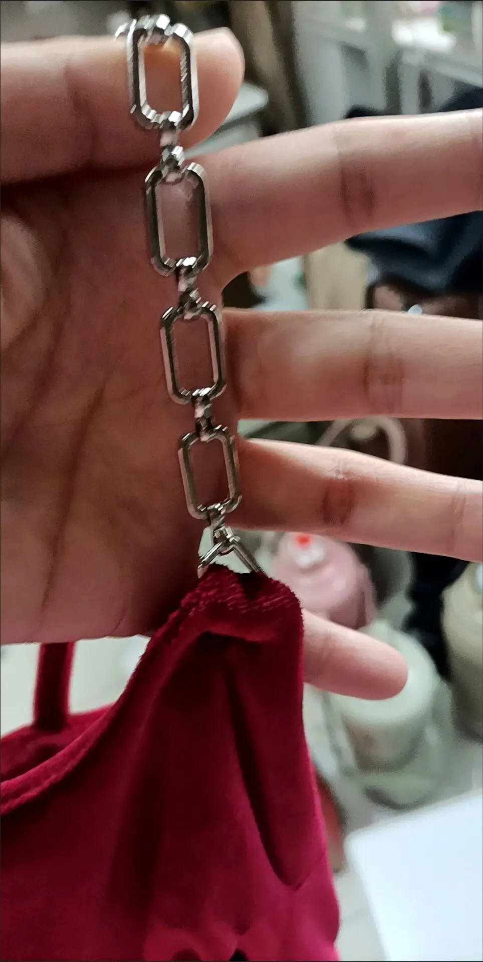 Платье-комбинация с металлической цепочкой облегающее красное вечернее платье