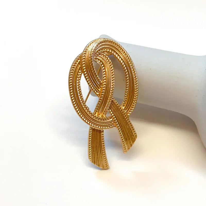 

Western Antique Matte Gold Rope Knot Bow Medieval Temperament Brooch Women's Simple Personality Corsage New Style