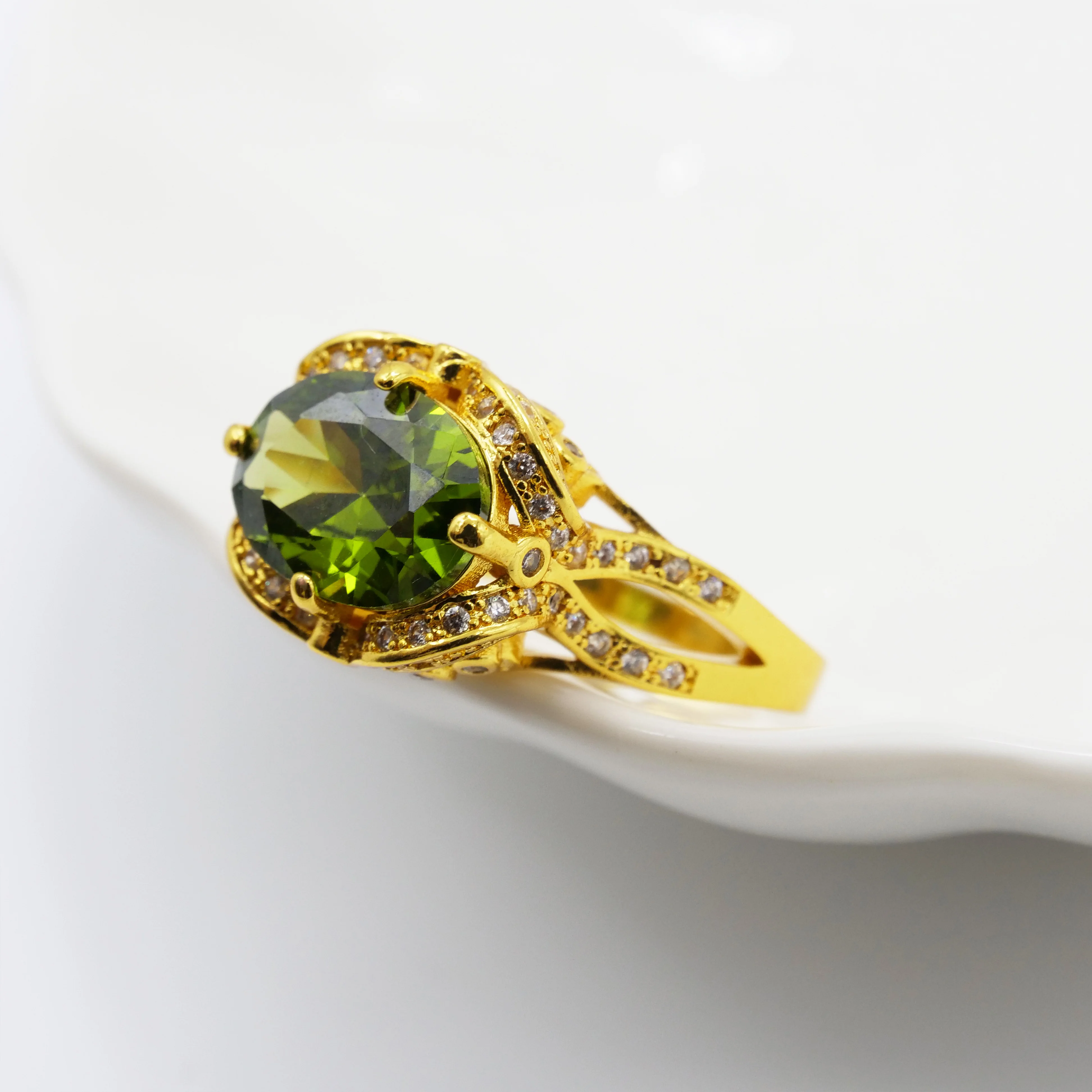 Женское кольцо-чокер из циркония