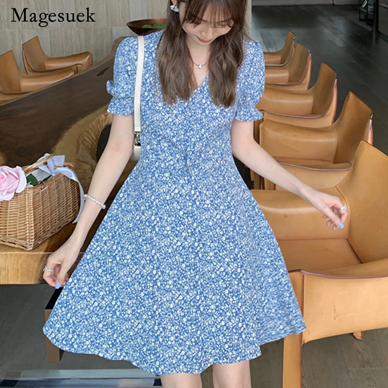 

Женское шифоновое платье с коротким рукавом, голубое ТРАПЕЦИЕВИДНОЕ ПЛАТЬЕ с цветочным принтом, V-образным вырезом и пышными буфами в Корей...