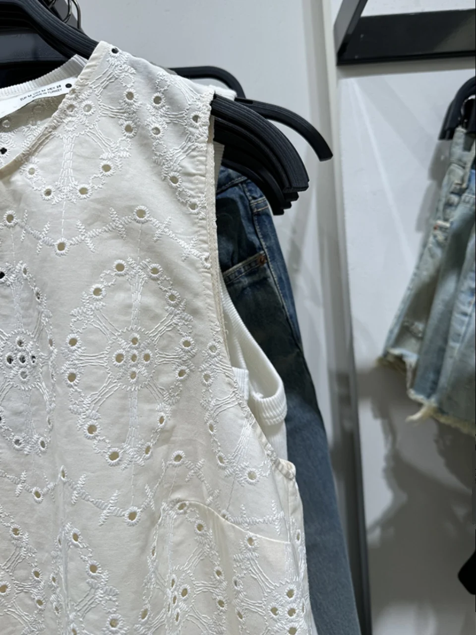 Za2024 Summer New Fashion Women's Wear Vest round Neck Sleeveless Broken Lace Embroider Tops 443724 7 |