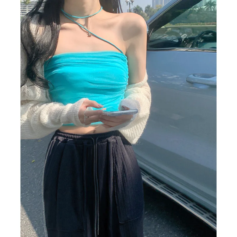 

Женский топ с вырезом-лодочкой и бретелькой на шее