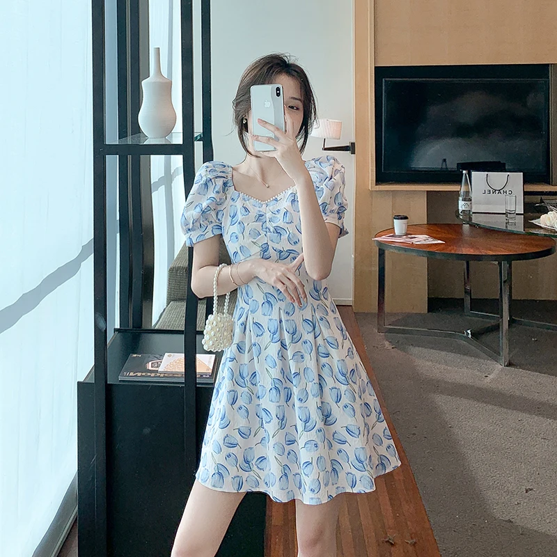 

Женское летнее платье с цветочным принтом и высокой талией