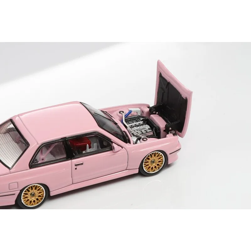 Фото Масштабная модель автомобиля BMW M3 E30 из литого металла, 1:64 №3