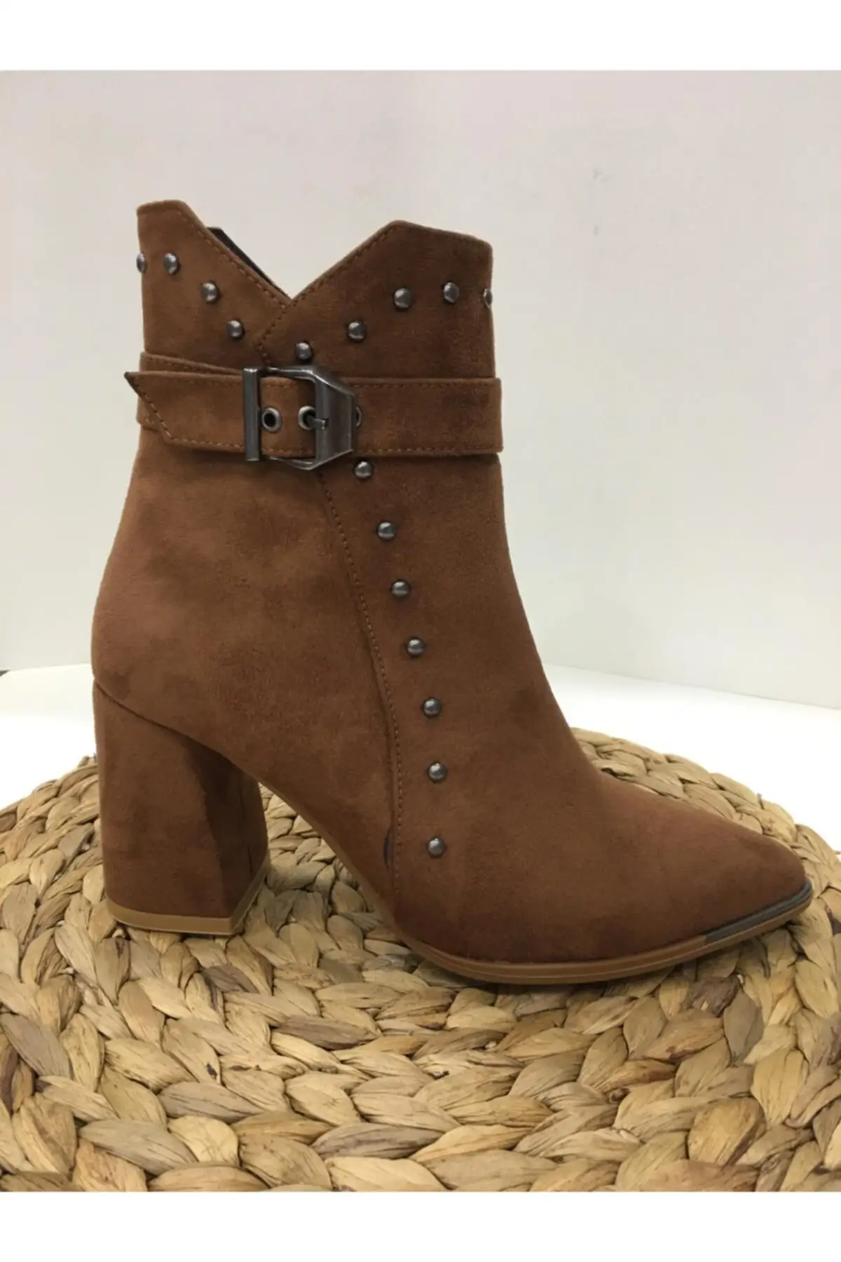 

Женские коричневые короткие сапоги на высоком каблуке