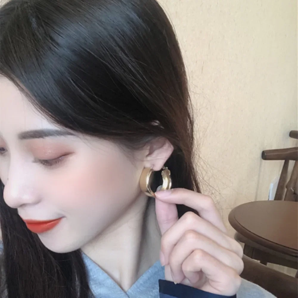 Серьги-кольца золотого цвета