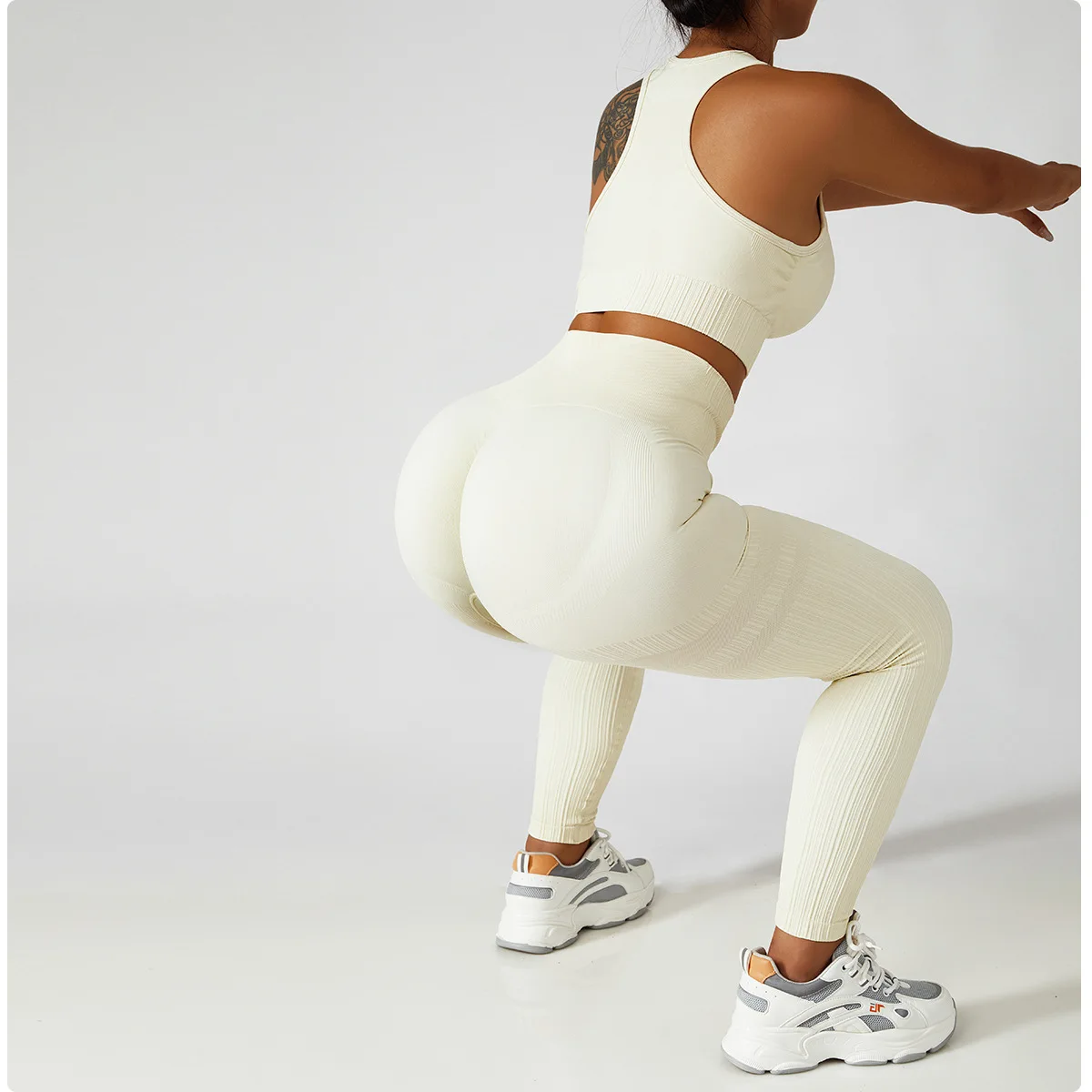 2023 Pad Seamless Yoga Sets Women Abdomen SCrunch High Waist Squat Proof Running Fitness Hip Lifting Pants Active OutfitSuit