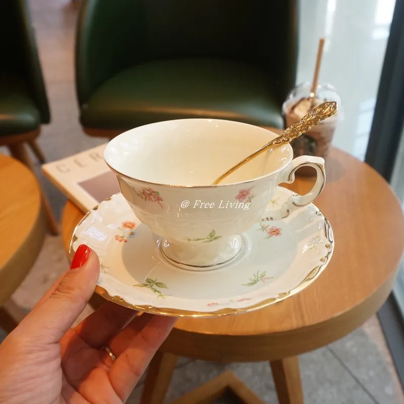 

Французская нежная креативная маленькая керамическая кофейная чашка и тарелка с цветами в стиле ретро Пномпень для послеобеденного чая ак...