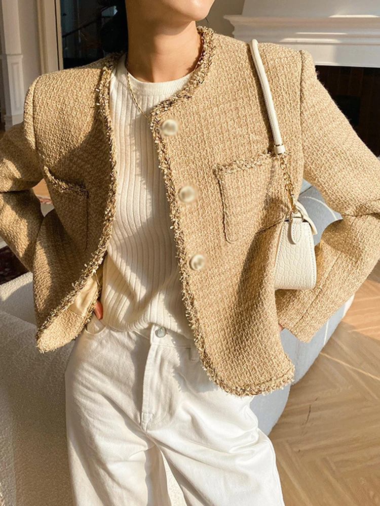 Женская короткая куртка с круглым вырезом длинным рукавом и металлическими