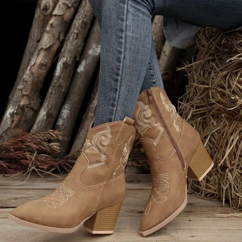 Женские короткие ботинки Челси с острым носком и вышивкой в стиле ретро