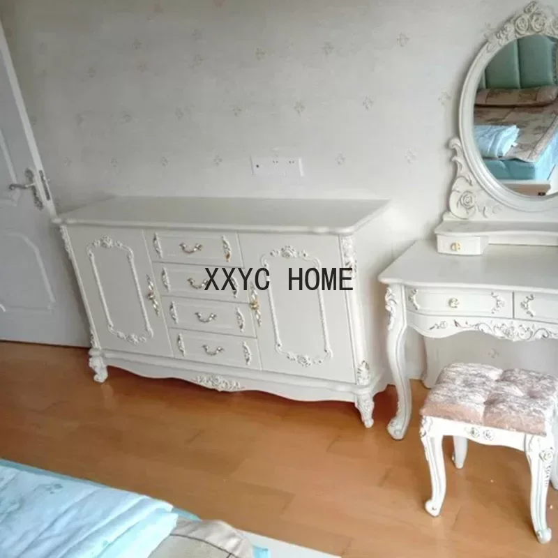 Деревянная витрина в скандинавском стиле