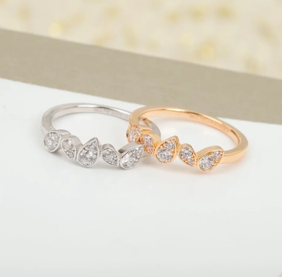 Женское кольцо из серебра 2023 пробы с розовым золотом