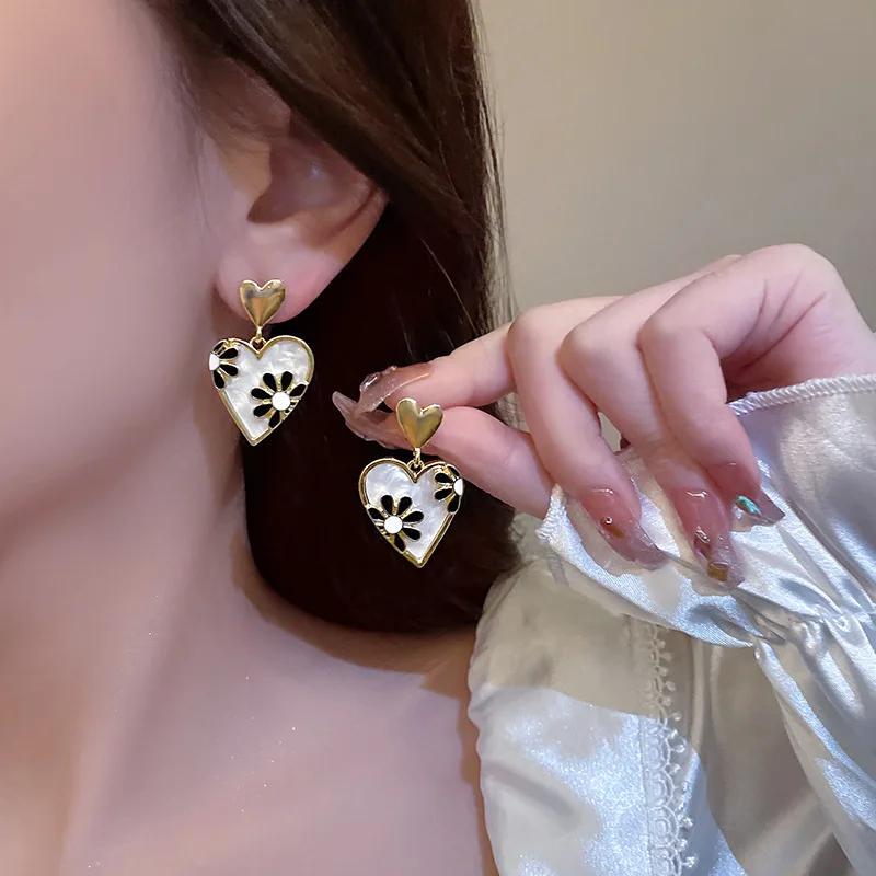 

Sweet Double Heart Metal Stud Earrings Korean Lovely Heart Shaped Daisy Flower Drop Earring Women Wedding Party Jewelry Gifts