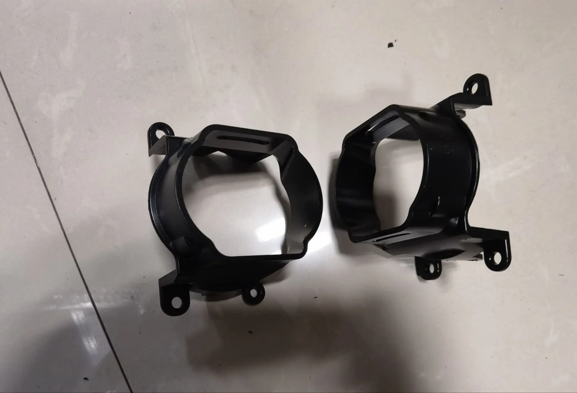 1 пара монтажных кронштейнов для трехцветных противотуманных линз со