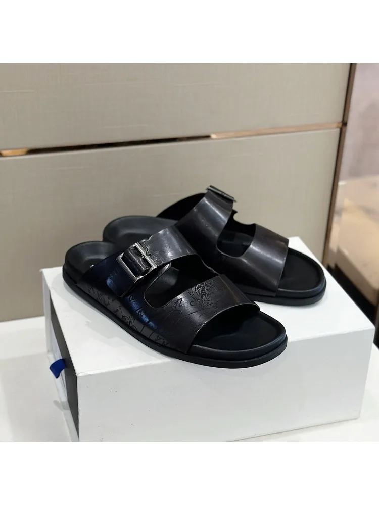 Мужские тапочки с узором и пряжкой из воловьей кожи ассиметричным рисунком