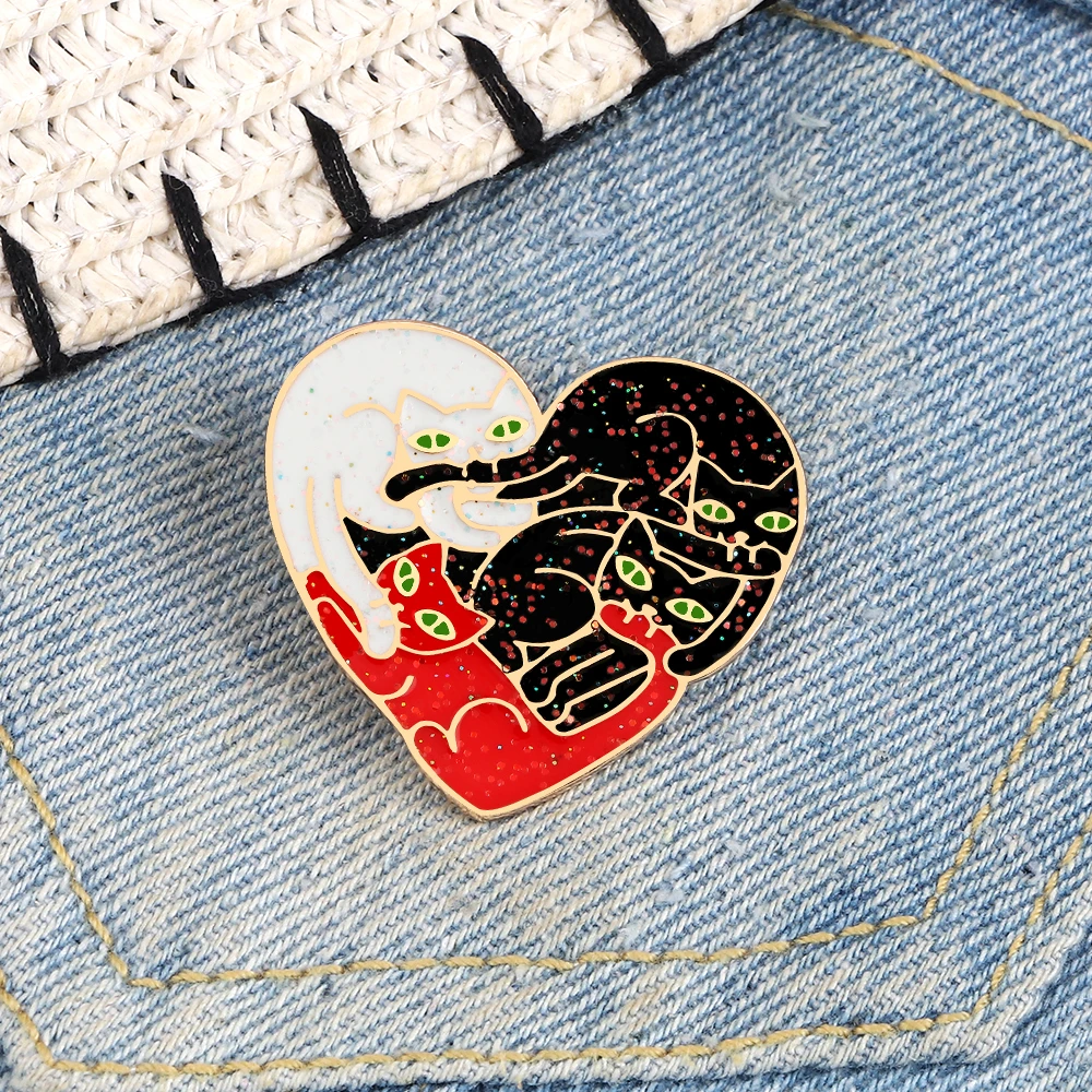 

Multiple Cats Playing Enamel Pin Red Lucky Kitten Brooches Cartoon Green Eye Animal Badge Creative Jewelry Gift for Kids Friends
