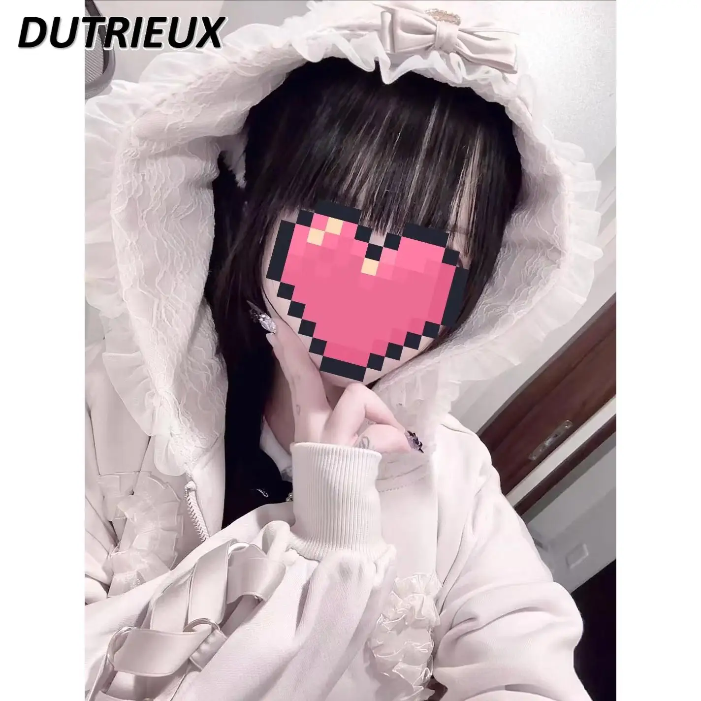 Женская толстовка со стразами и бантом