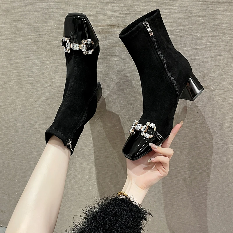 

Зимние новые женские туфли на высоком каблуке Роскошные массивные Ботинки Челси с кристаллами брендовые 2023 замшевые ботильоны туфли-лодочки с квадратным носком