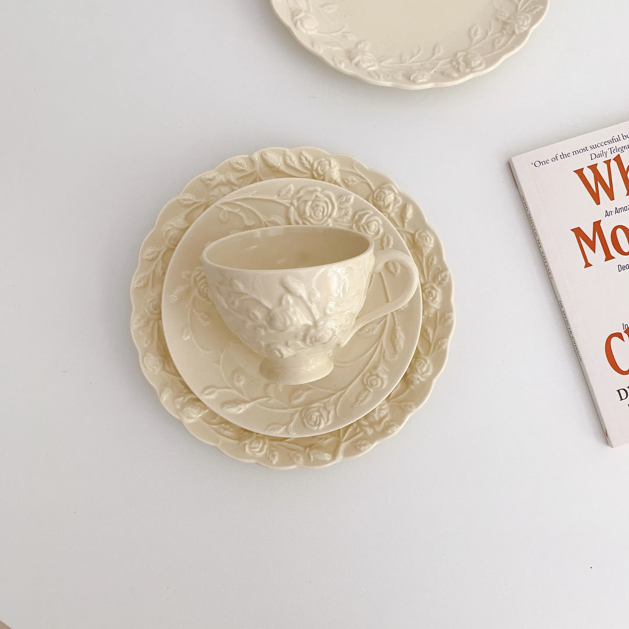 

Retro cream yellow three-dimensional relief rose ceramic 8-inch plate rose cup plate set