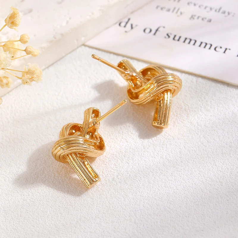 Женские геометрические серьги-гвоздики