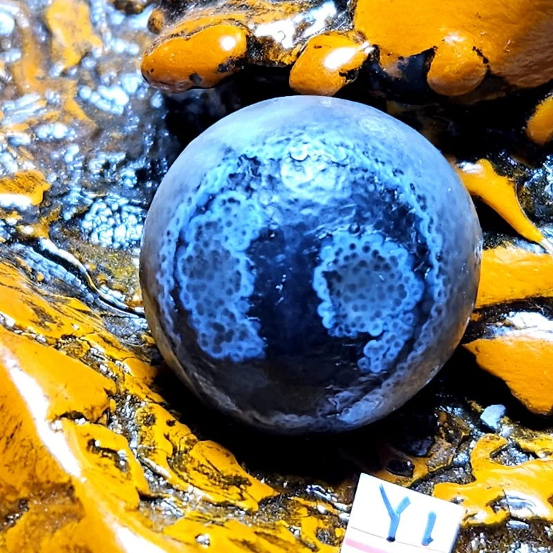 Натуральный черный агат Алиса Гоби неополированный образец камня