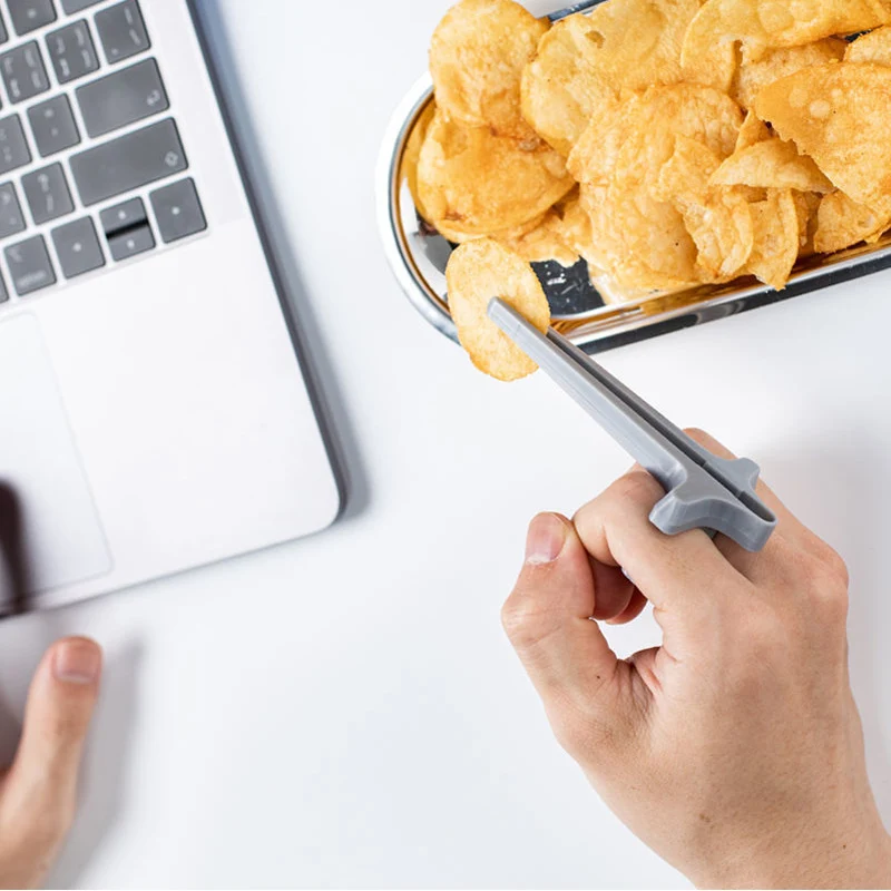 

Snack Chopsticks Play Games Free-Hands Finger Chopsticks Lazy Assistant Clip Snacks Not Dirty Hand Phone Accessory Kitchen Tool
