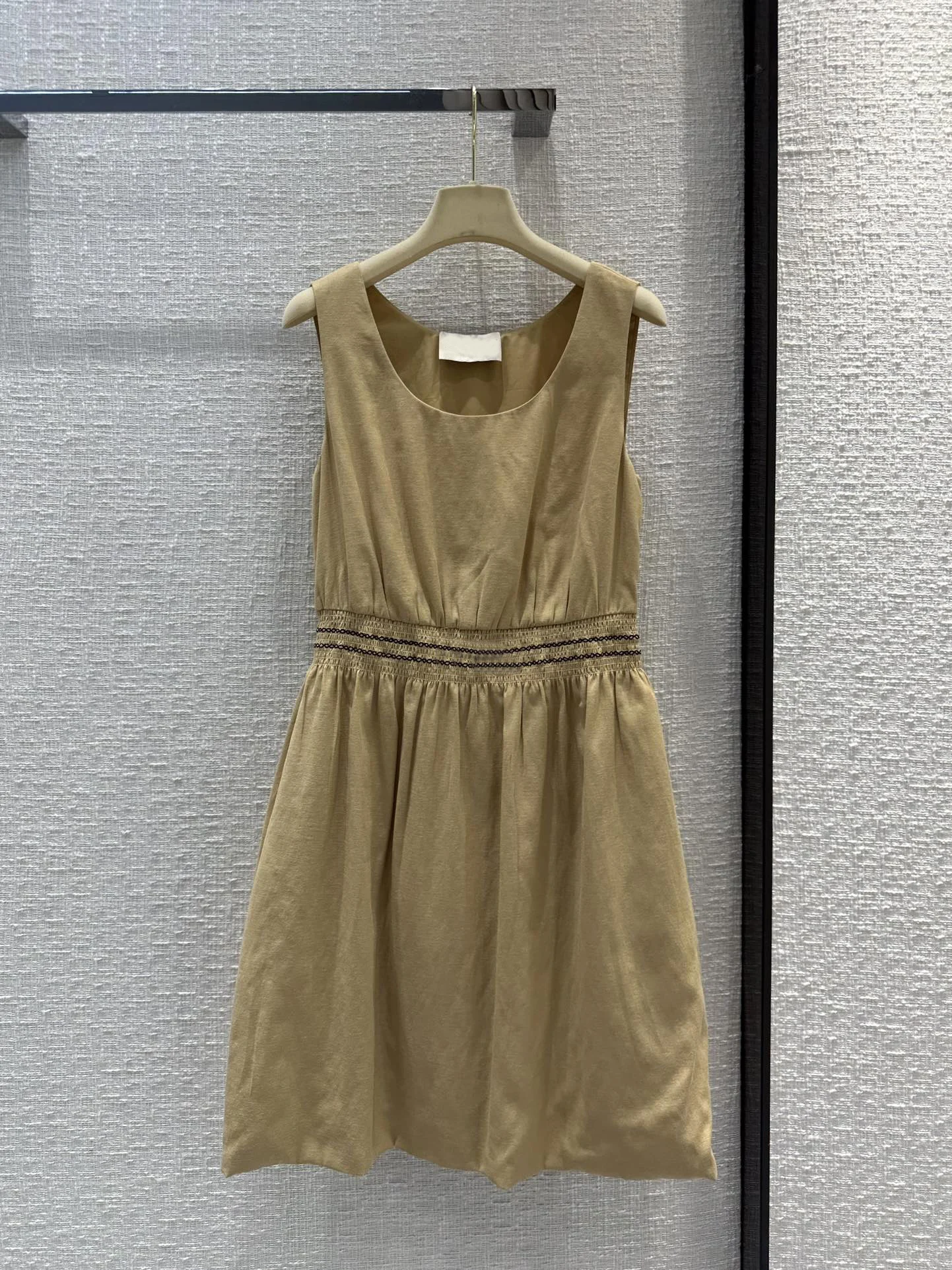 23 New for spring/summer, Khaki sleeveless dress with contrasting geometric lines around embroidered logo craft6.18