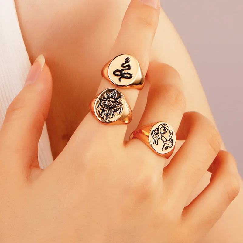

Bohemia Badge Armor Ring Vintage Punk Golded Handmade Carved Compass Snake Pattern Ring Jewelry