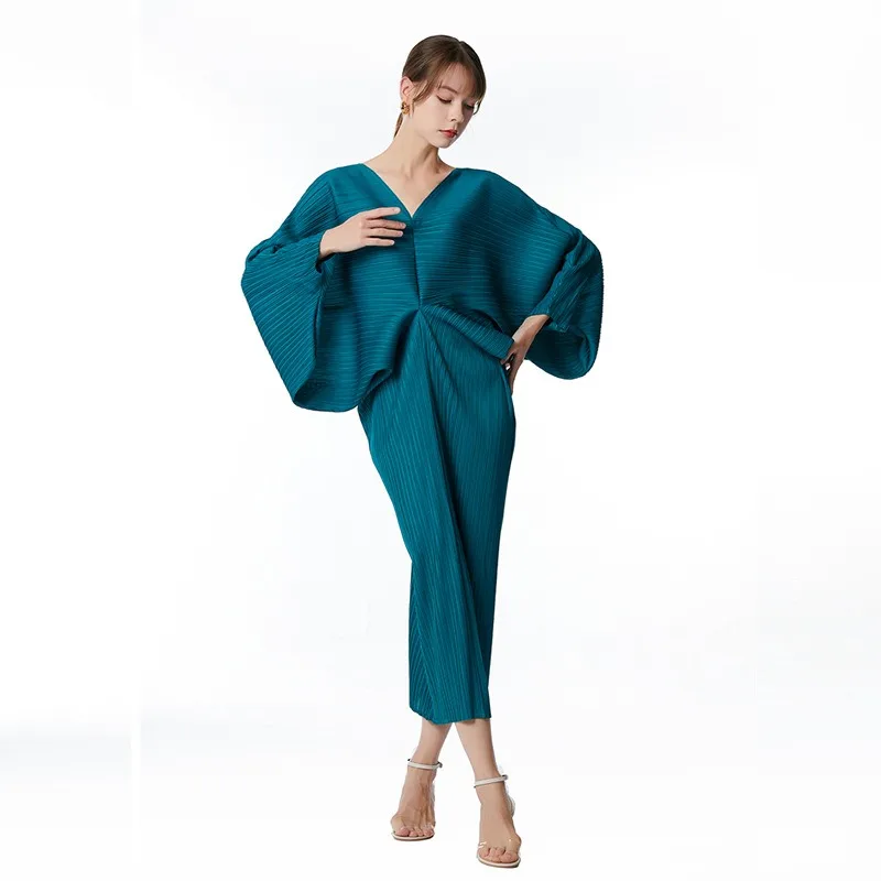 

2023 Autumn New Three Miyake Pleated V-Neck Bat Sleeve Dress Summer Loose Plus Size Solid Waist Sexy Fishtail Dress