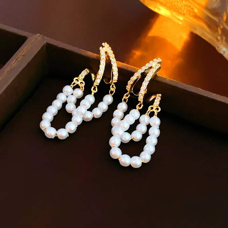 Необычные металлические серьги-гвоздики с кристаллами и жемчугом в европейском