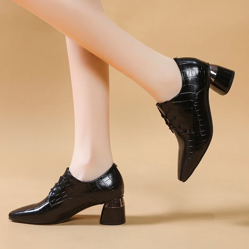 

Новые женские классические туфли с острым носком на высоком массивном каблуке со шнуровкой ботинки с тиснением лакированная кожа Офисная Ж...